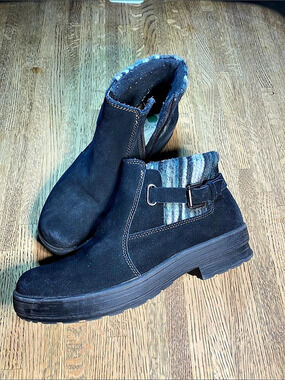 Earth Origins Black Tate Suede Ankle Boots 47/8" X 11"